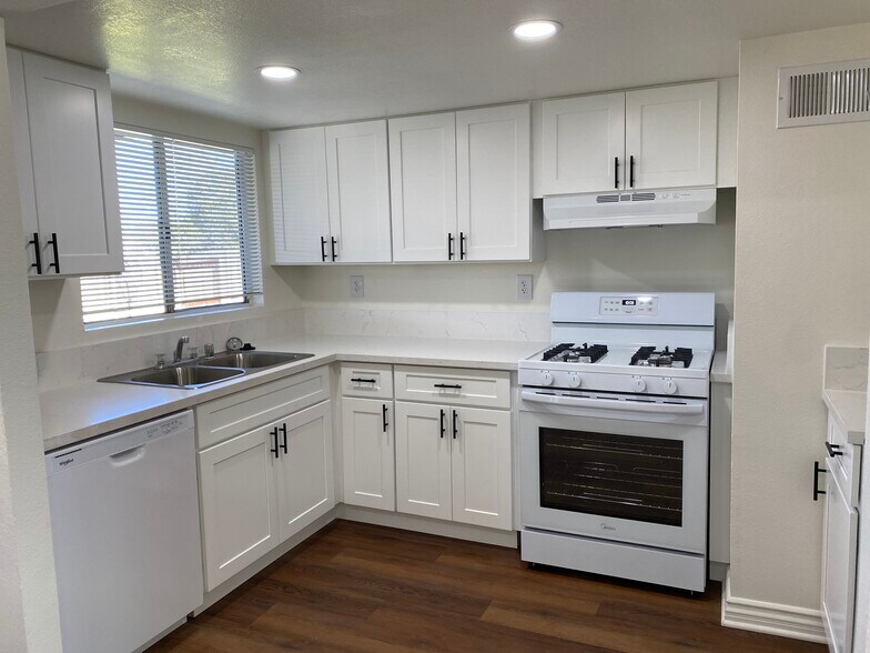 Building Photo - 3045 Brentwood Ave