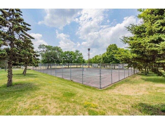 Building Photo - Spacious one-bedroom, one-bath condo in a fantastic St. Paul location!