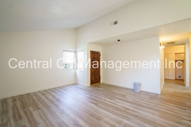 Building Photo - 5905 Auburn Oaks Dr