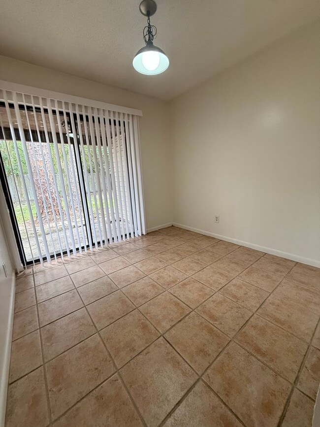 Building Photo - New Listing!