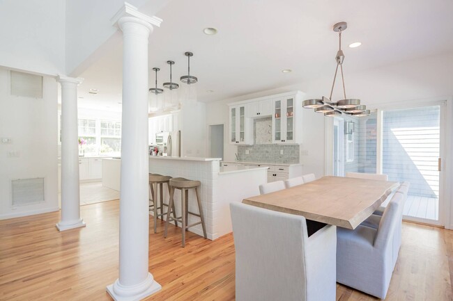 Building Photo - 528 Wainscott NW Rd