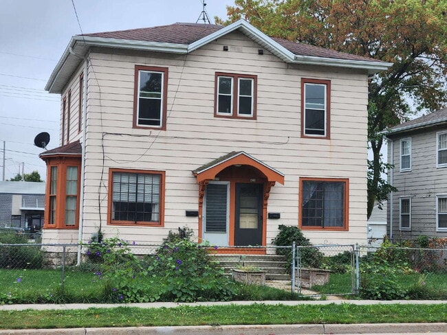 Building Photo - 2 Bedroom side by side / 421A Otter Ave Oshkosh