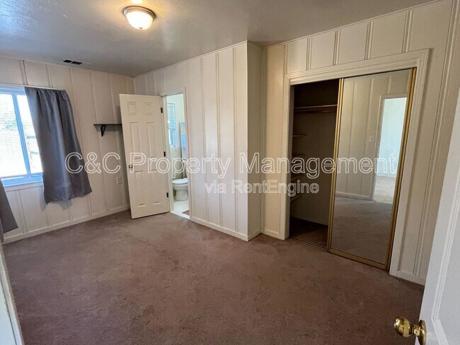 Building Photo - 15290 Sunset Dr