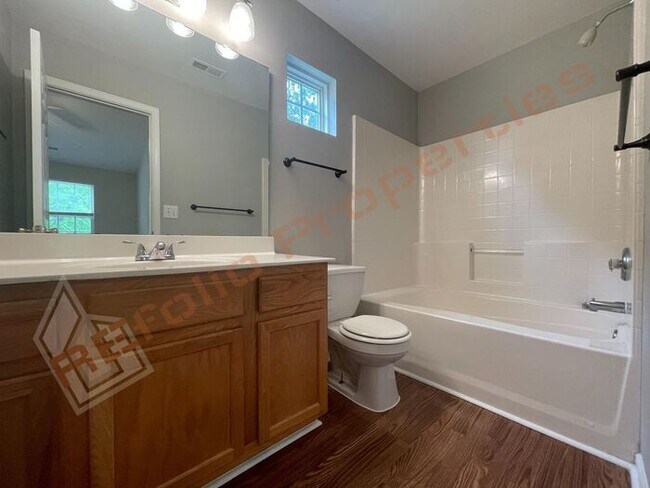 Building Photo - Beautiful 3 Bedroom 1 Car-Garage Home loca...