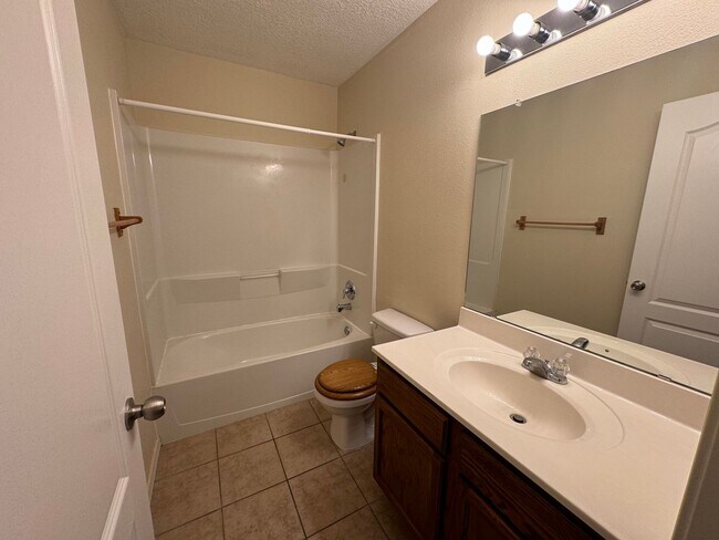 Building Photo - 3 bed 2 bath 1400 sq ft home- MOVE IN SPECIAL!