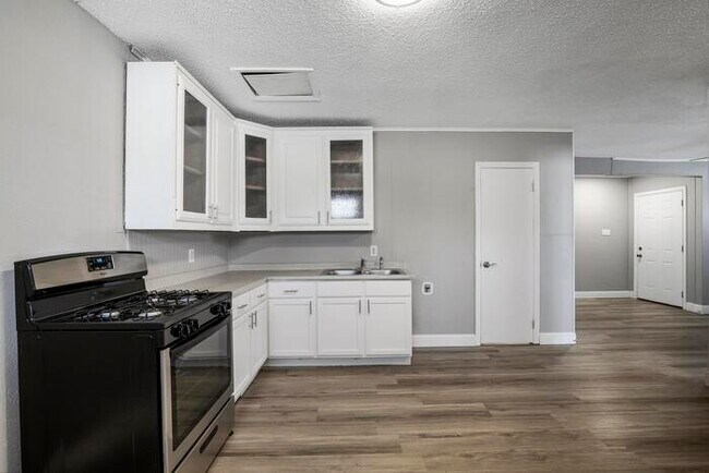 Building Photo - 62 Pershing Dr