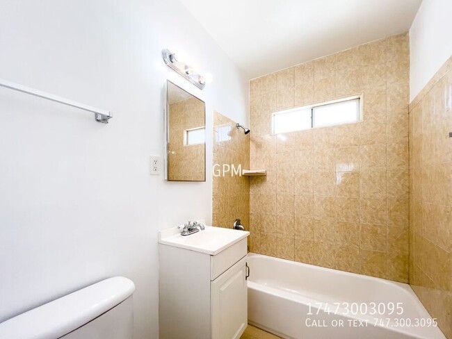 Building Photo - 1BR in Prime Los Feliz Location!