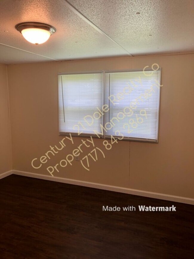 Building Photo - 2 Bedroom Home in Central School with a La...