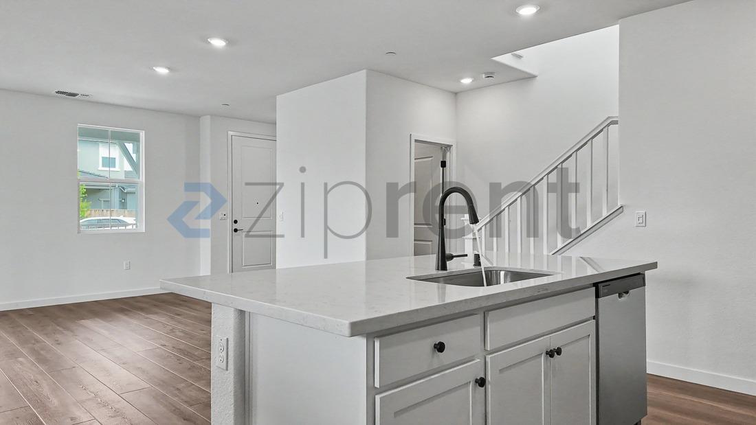 Building Photo - Unit