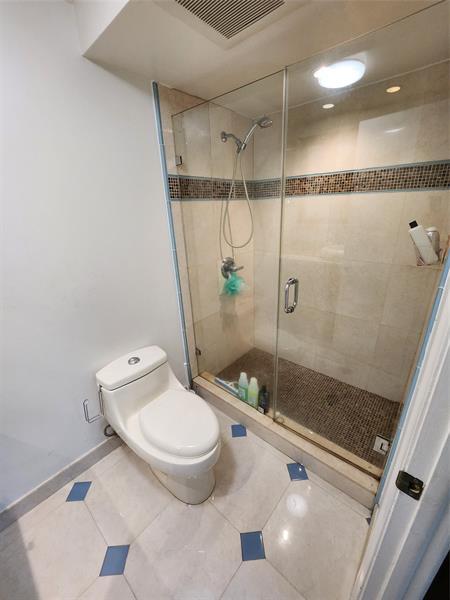 Building Photo - 219 NE 14th Ave