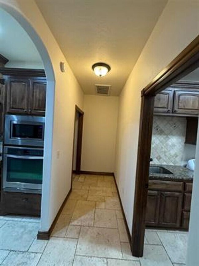 Building Photo - Beautiful Home in desirable Location