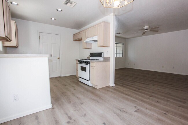 Building Photo - 7348 E Horseshoe Ln