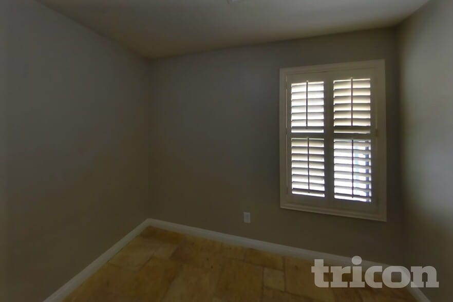 Building Photo - 7115 N 72nd Dr