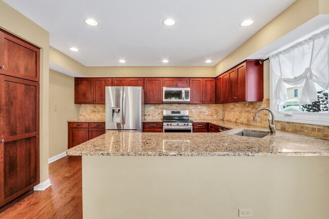 Building Photo - 1000 Cumberland Ln