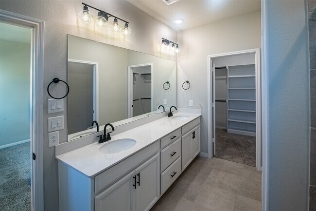 Building Photo - 16018 Oregon Oak Dr