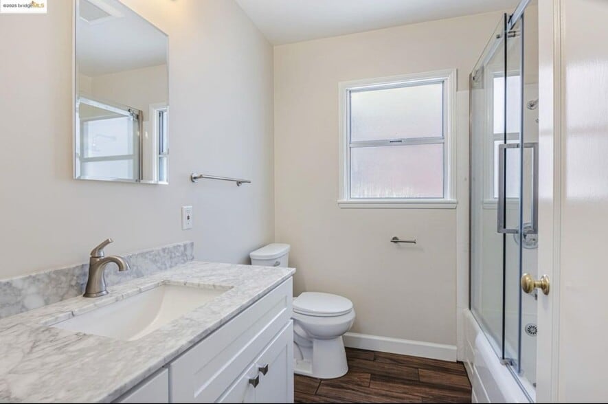 Building Photo - 2946 Bona St