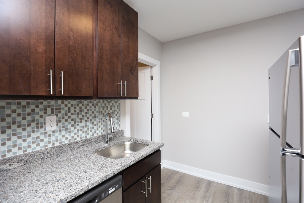 Building Photo - 747 W Cornelia Ave