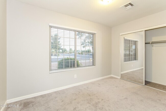 Building Photo - 6646 W Sunnyside Dr