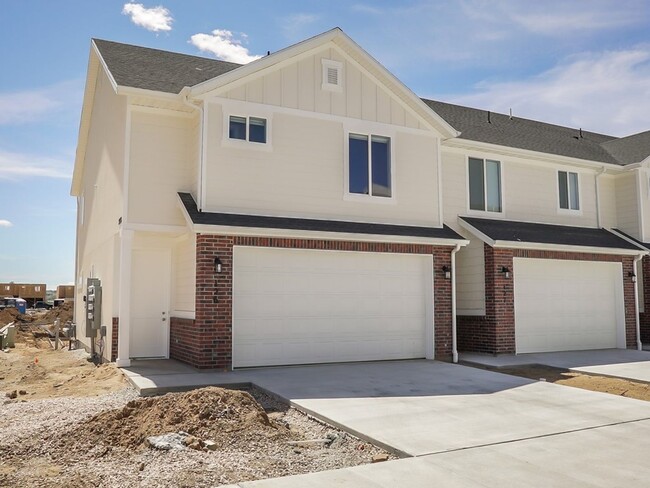 Building Photo - Beautiful 3 Bed 2.5 Bath Townhome in West ...