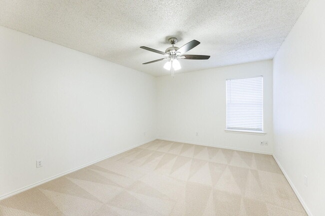 Building Photo - 10104 Englewood Ave