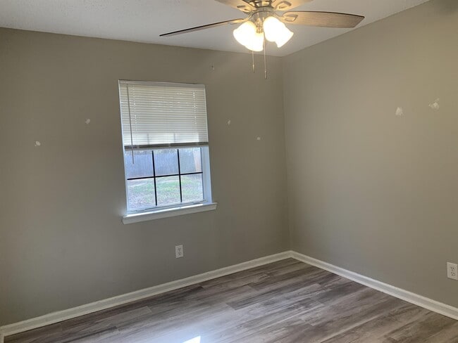 Building Photo - 805 Hidden Hollow Cir