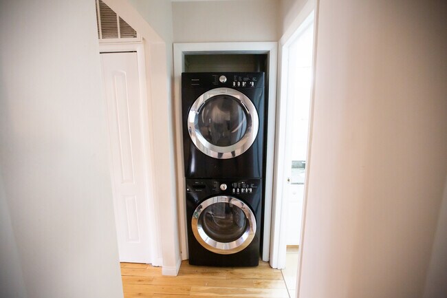 In-unit washer and dryer - 4029 Wyandot St