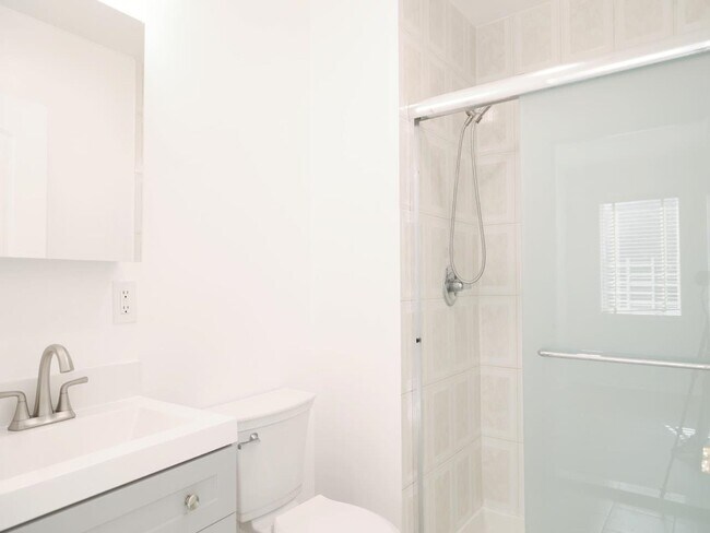 Building Photo - 605 New York Ave