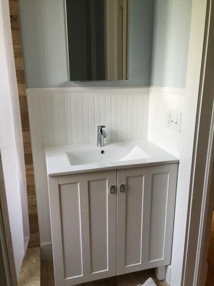 Building Photo - 722 W Kalamazoo Ave