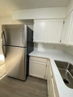 Building Photo - Newly Renovated, 2b/2b in great location