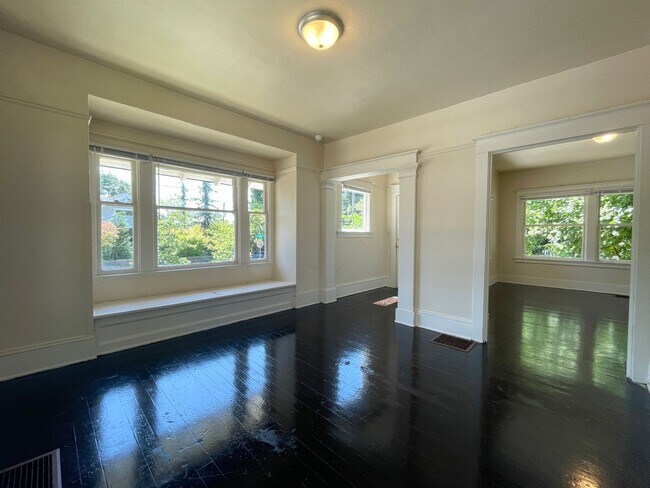 Building Photo - Central NE House with Basement, Hardwood F...