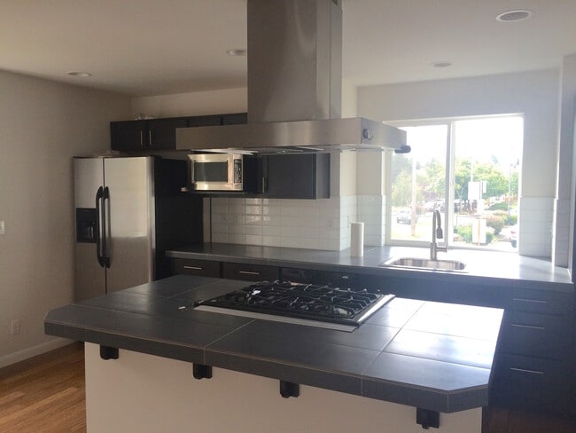 Building Photo - 3-Bedroom Townhome Near Roosevelt Lightrai...