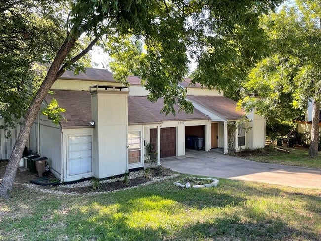 Building Photo - 1602 Southgate Cir