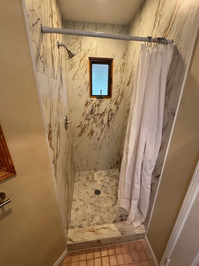 Building Photo - Quail Canyon Rd