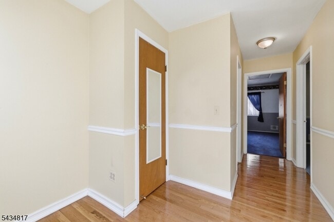 Building Photo - 15 Delbarton Ct