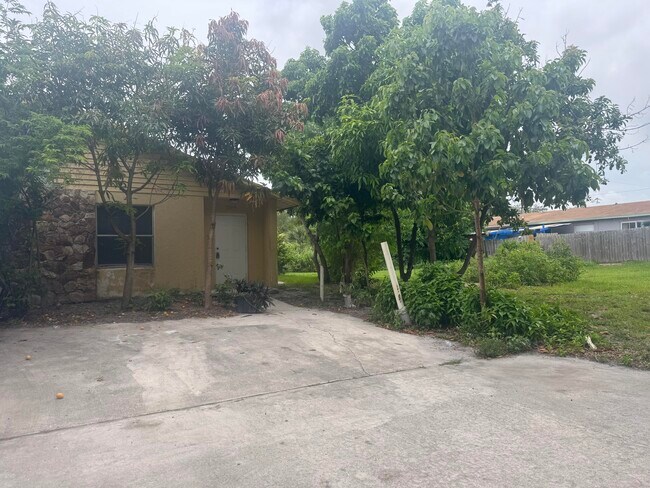 Building Photo - 4903 Serafica Dr