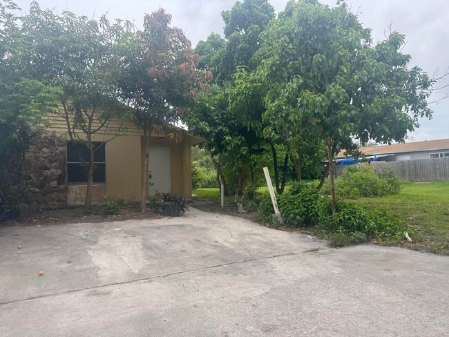 Building Photo - 4917 Serafica Dr
