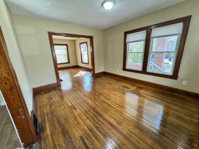 Building Photo - 3 Bedroom House