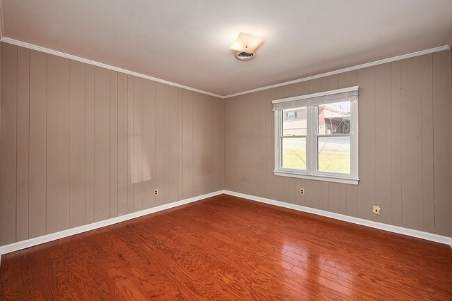 Building Photo - Reduced: 2BR, 1 BA duplex in Greenbrier (u...