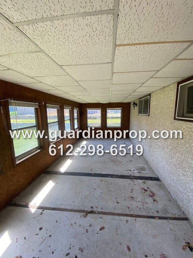 Building Photo - House Available September 1 in Mounds View...