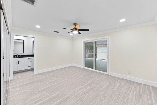 Building Photo - Naples Park - 3 Bedroom, 2 Bathroom - Annu...
