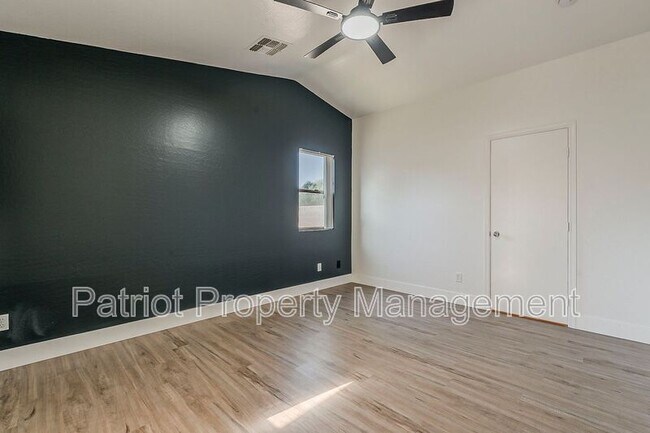 Building Photo - 13930 W Country Gables Dr