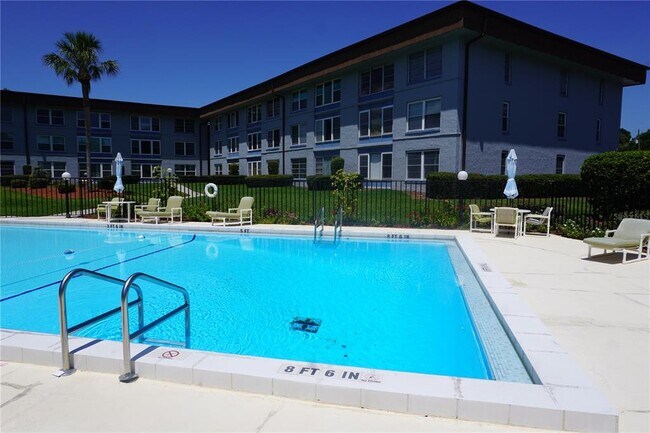 Building Photo - 333 N Lake Howard Dr