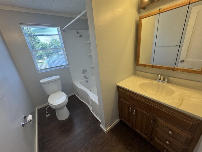Building Photo - "Your Own Little Hideaway" — Private 2 Bed Home with Balcony & Yard