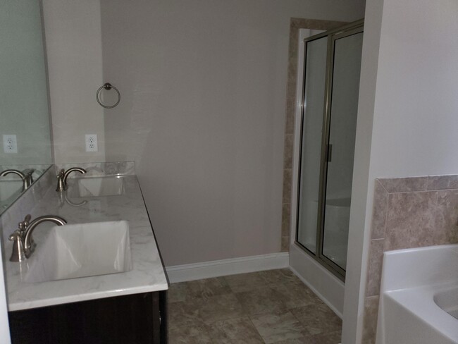 Building Photo - 560 Hampstead Pl