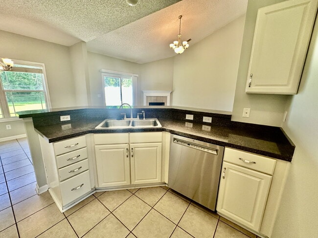 Building Photo - Fantastic Three Bedroom Updated Home in Bluffton!