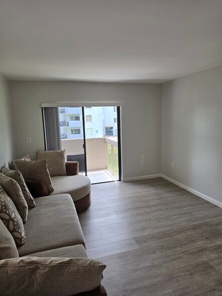 Building Photo - 1101 SW 122nd Ave