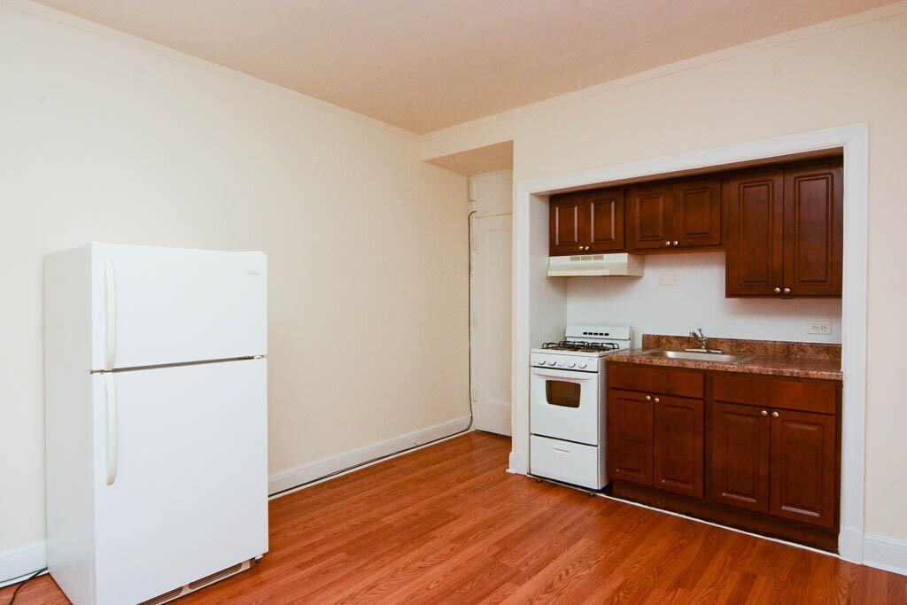 Building Photo - 3335 W Diversey Ave