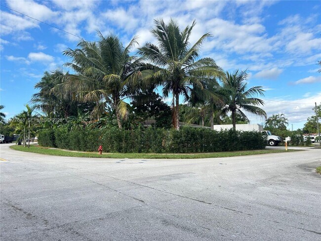 Building Photo - 1501 Lauderdale Villa Dr