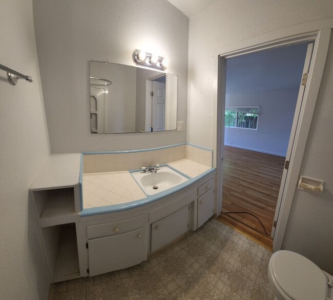 Building Photo - 4 bed 3 baths!  House ideally located close to campus, shopping, Bishop Peak