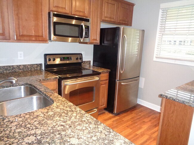 Building Photo - 1336 Green Oaks Ln